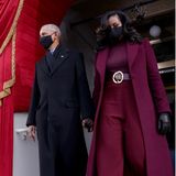 Der Auftritt der Obamas: Michelle Obama zieht in einer dunkelroten Kombi von Jungdesigner Sergio Hudson alle Blicke auf sich. 