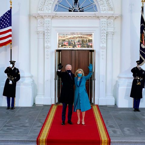 Hello, Mr. President! Hello, First Lady! Das erste Foto der Bidens als US-Präsidentenpaar vor dem Weißen Haus. 