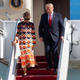 Das ging ja fix: Während Melania Trump mit ihrem Gatten Donald das Weiße Haus noch im dramatischen, schwarzen Chanel-Look verlässt, zieht sie sich auf dem Flug nach Mar-a-Lago, Florida, schnell um und nutzt die Air Force 1 wie die glitzernde Umziehkugel der "Mini Playback Show". Heraus kommt Melania dann im bunten Hippie-Look von Gucci. Na dann, bye bye und viel Spaß beim Golf-Zuschauen in Florida!