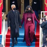 Dieser Look von Michelle Obama lässt uns sprachlos werden: Sie trägt bei der Amtseinführung von Joe Biden als US-Präsident eine atemberaubende weinrote Kombination aus Rollkragenshirt, weiter Palazzohose, Maxi-Mantel und auffälligem Gürtel des US-amerikanischen Designers Sergio Hudson.