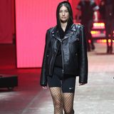 Auch mit dabei: Lorena. Das Model, das bereits für Victoria's Secret lief, wechselte vom roten Teppich direkt auf den Laufsteg, um dort den nächsten Fashion-Trend zu präsentieren. Netzstrumpfhosen zur Radler – für diesen Look braucht es auf jeden Fall eine Extraportion Mut. 