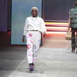Nicht ihr erster Auftritt bei der diesjährigen Fashion Week, aber definitiv einer der coolsten: Nikeata Thompson rockte den Laufsteg von About You in einer fancy Print-Hose, Sneakern und chuncky Silberschmuck. 