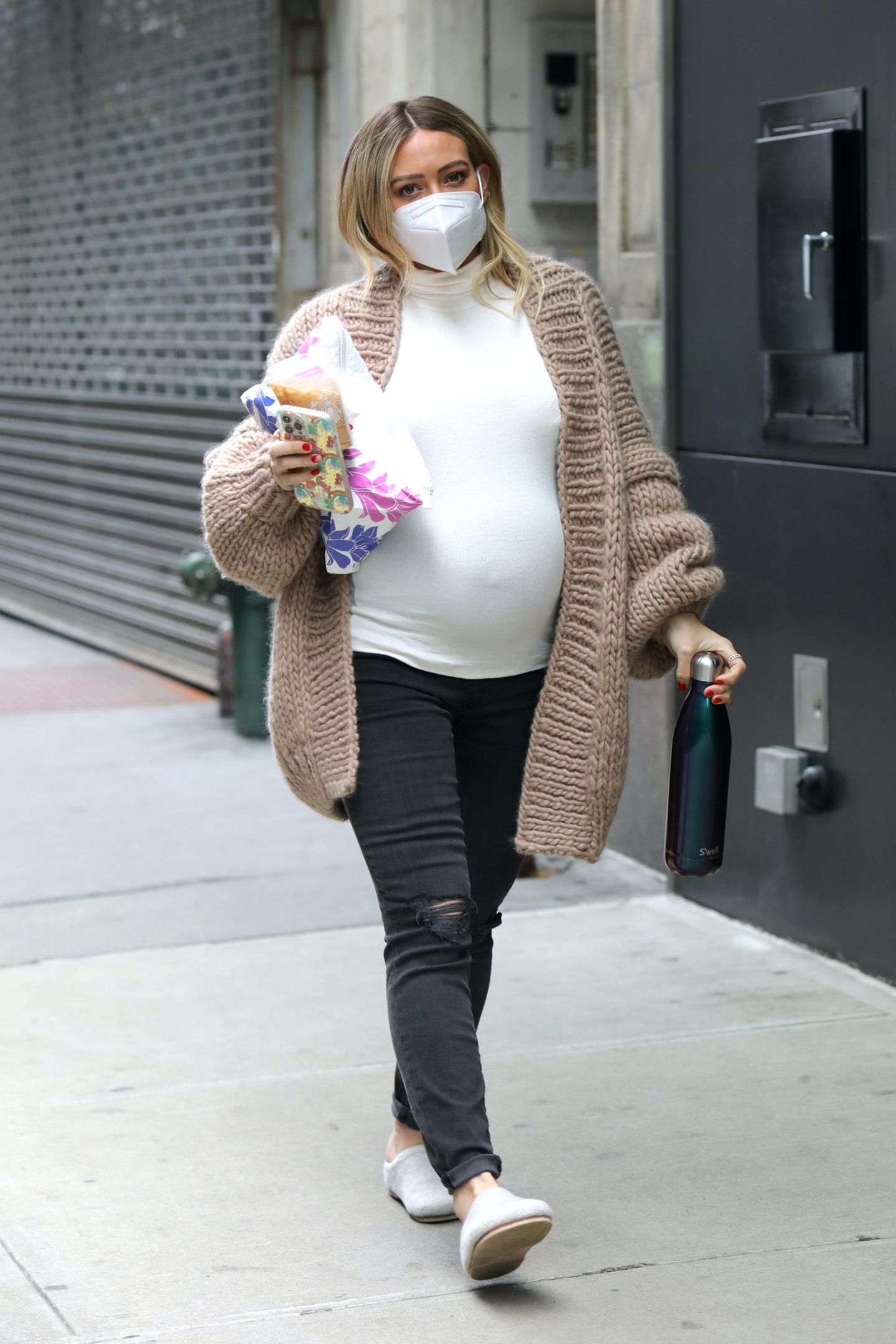 Das Babybäuchlein von Hilary Duff ist nicht zu übersehen: Im gemütlichen Look aus Jeans, Shirt und Cardigan macht sie noch das Set vom Film "Younger" in Manhattan unsicher.
