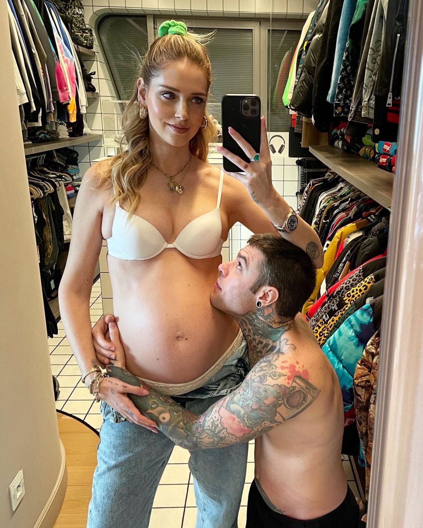 Bloggerin Chiara Ferragni freut sich auf ihr zweites Baby. Der werdende Papa Fedez findet die kleine Kugel jedenfalls auch zum Knutschen.