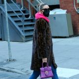 Olivia Palermo hat's drauf! Egal ob Muster-, Material- oder Farbmix: Wenn eine Fashionista die Kombination aus Jeans, Lack-Stiefeletten und Fake-Fur-Mantel gepaart mit Neon-Farben beherrscht, dann sie. Dutt, Sonnenbrille und Maske runden den Look perfekt ab. 