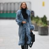Wie man es schafft, einem It-Piece die nötige Aufmerksamkeit zu geben? Einfach die restlichen Outfit-Bestandteile in gedeckten Tönen halten oder wie Vogue Williams bei diesem Look einfach zu einer schwarzen Jeans, schwarzen Stiefeln und einem ebenfalls schwarzen Rollkragenpulli greifen. So sind alle Augen auf den umwerfend schönen Lammfellmantel in Hellblau gerichtet. 