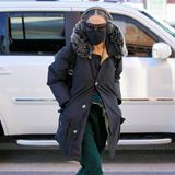 Zugegeben: Auf den ersten Blick hätten wir sie nicht erkannt: Sarah Jessica Parker weiß, wie sie sich inkognito in den Straßen New Yorks bewegen kann. Mit einem warmen Parker-Mantel und einer Jogginghose setzt sie mehr auf den Kuschel- statt Glamfaktor. Dafür hauen es die Absatz-Stiefeletten mit Nieten-Applikationen wieder raus, oder?