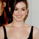 Süß und unschuldig sah Schauspielerin Anne Hathaway 2006 in ihrer Rolle bei "Der Teufel trägt Prada" aus. Genau so haben wir sie noch heute in Erinnerung. Wobei... Ein Detail hat sich tatsächlich sehr verändert.