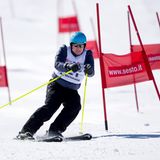 28. März 2015  Auch wenn es in Monaco doch eher selten schneit, macht sich Fürst Albert auf Skiern ganz hervorragend. Hier zeigt er bei einem Charity-Rennen im italienischen Sexten sein Können im Slalom.