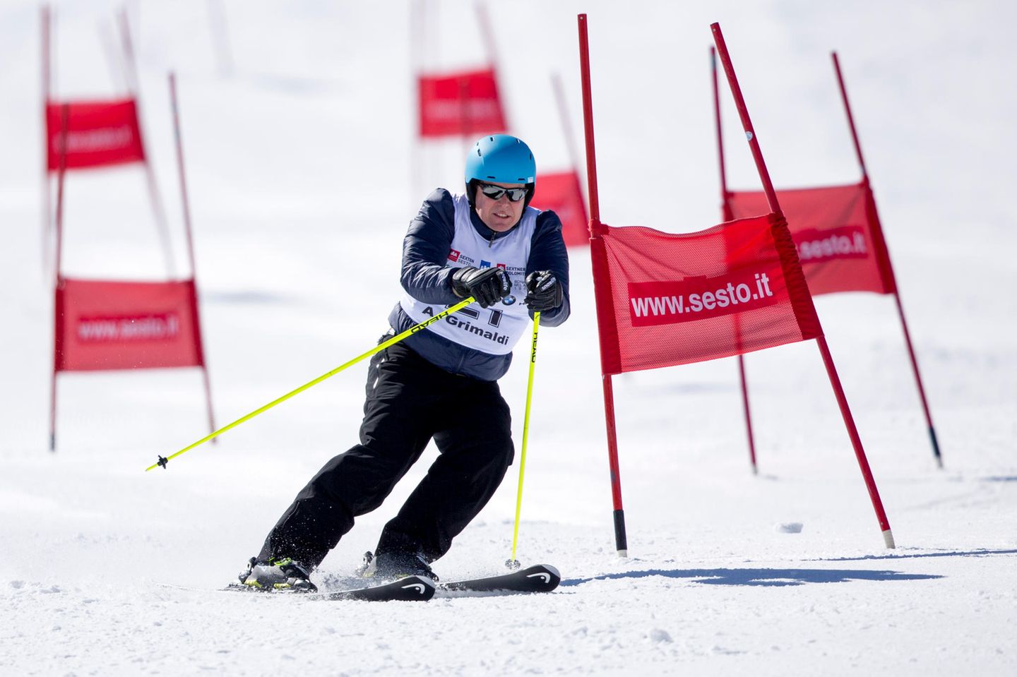 28. März 2015  Auch wenn es in Monaco doch eher selten schneit, macht sich Fürst Albert auf Skiern ganz hervorragend. Hier zeigt er bei einem Charity-Rennen im italienischen Sexten sein Können im Slalom.