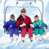 20. April 1991  Fröhliche Zeiten waren das, als Prinzessin Diana (†) und ihre kleinen Prinzen William und Harry mit dem Sessellift auf die Pisten des Skigebiets von Lech gebracht wurden.