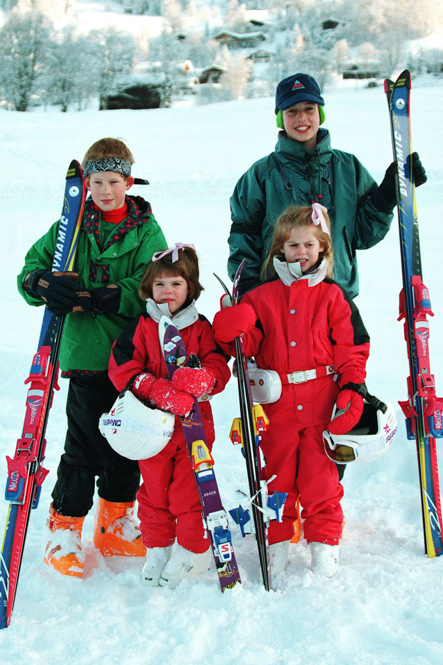 4. Januar 1994  Königlicher Winterspaß: William, Harry, Eugenie und Beatrice hatten in Klosters in der Schweiz einen schönen gemeinsamen Skilurlaub.