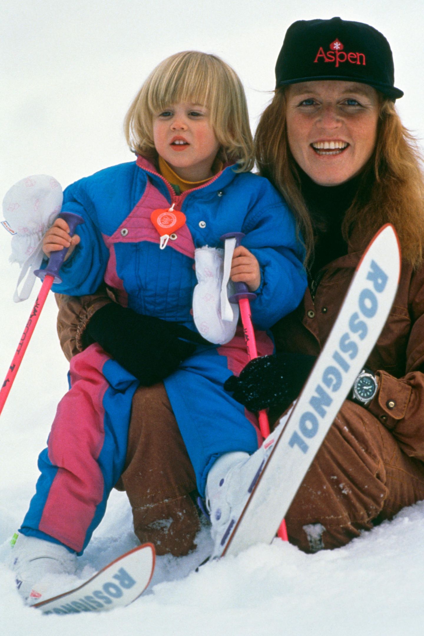 31. Januar 1991  In Klosters in der Schweiz stand Prinzessin Beatrice schon ganz früh auf Skiern. Und Mama Sarah Ferguson hat gut aufgepasst, dass ihr dabei nichts passiert.