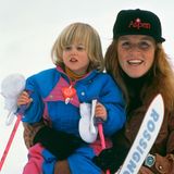 31. Januar 1991  In Klosters in der Schweiz stand Prinzessin Beatrice schon ganz früh auf Skiern. Und Mama Sarah Ferguson hat gut aufgepasst, dass ihr dabei nichts passiert.