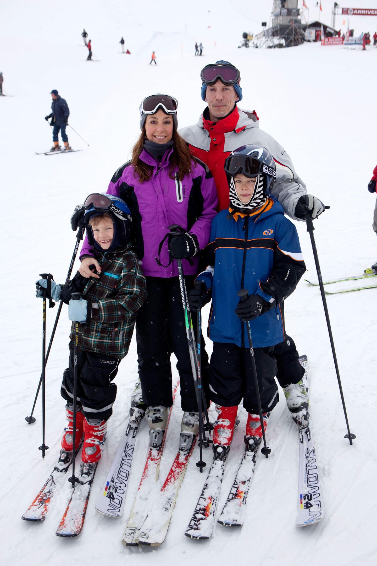 19. Februar 2010  Prinzessin Marie und Prinz Joachim haben mit Joachims Söhnen Prinz Nikolai und Prinz Felix die Pisten des Schweizer Skiorts Col de Bretaye unsicher gemacht. Der gemeinsame Sohn Prinz Henrik, geboren am 4. Mai 2009, war zu diesem Zeitpunkt noch etwas zu jung für den Spaß auf Brettern.