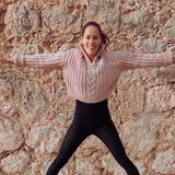 Dieser Look scheint offenbar Spaß zu machen. Ana Ivanovic hat sich in ein bequemes Outfit geschmissen und hebt darin buchstäblich ab. Die schwarzen Leggings und der kurze Pullover mit Zopfmuster sind aber nicht nur praktisch, sie betonen auch die schlanke Taille des Ex-Tennis-Stars.