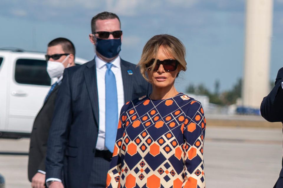 Melania Trump abgetaucht : Melania Trump kommt am 20. Januar am Flugplatz in Palm Beach an. Seitdem hat man sie öffentlich nicht mehr gesehen. Melania Trump kommt am 20. Januar am Flugplatz in Palm Beach an. Seitdem hat man sie öffentlich nicht mehr gesehen.