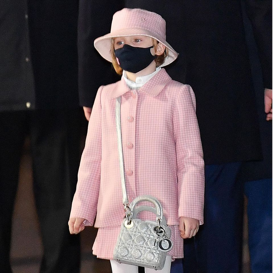 Modische Minis: Zu den Feierlichkeiten am Tag von "Sainte Dévote", dem Schutzpatron der Monegassen, hat sich Prinzessin Gabriella, die Tochter von Fürst Albert und Fürstin Charlène, schick gemacht - und wie! Sie ist von Kopf bis Fuß in Dior gekleidet und hat sogar eine kleine "Lady Dior" Handtasche um. Das niedliche Set aus Kaschmir und Wolle besteht aus einem Hosenrock und einem Mäntelchen, beides ist im gleichen rosafarbenen Hahnentritt-Muster gehalten. Der Fischerhut ist perfekt abgestimmt. Ähnliche Outfits aus der aktuellen Kollektion des französischen Modehauses kosten über 2.000 Euro - ohne die 3.000-Euro-Handtasche miteinzurechnen! Zu den Feierlichkeiten am Tag von "Sainte Dévote", dem Schutzpatron der Monegassen, hat sich Prinzessin Gabriella, die Tochter von Fürst Albert und Fürstin Charlène, schick gemacht - und wie! Sie ist von Kopf bis Fuß in Dior gekleidet und hat sogar eine kleine "Lady Dior" Handtasche um. Das niedliche Set aus Kaschmir und Wolle besteht aus einem Hosenrock und einem Mäntelchen, beides ist im gleichen rosafarbenen Hahnentritt-Muster gehalten. Der Fischerhut ist perfekt abgestimmt. Ähnliche Outfits aus der aktuellen Kollektion des französischen Modehauses kosten über 2.000 Euro - ohne die 3.000-Euro-Handtasche miteinzurechnen!