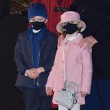 Auch ihr Zwillingsbruder Jacques zeigt sich in einem schicken blauen Dior-Look inklusive cooler Sneaker mit dem ikonischen Dior-Print. Beide tragen dunkle Masken mit der Flagge Monacos - schließlich sind auch sie schon Vorbilder. Der Haken: In Sachen Mode können ihnen wahrscheinlich nicht so viele Sechsjährige nacheifern. 