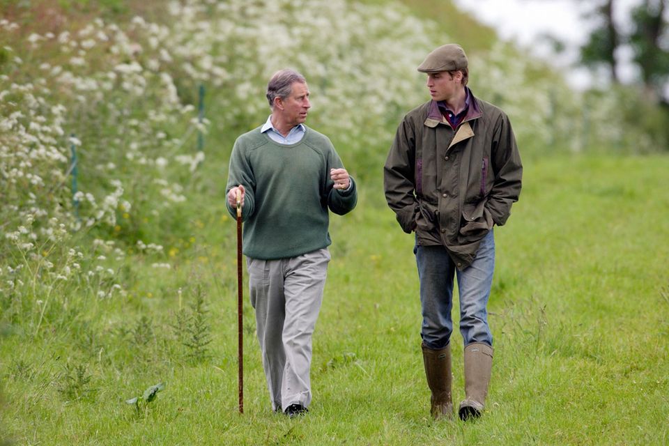 Prinz Charles und Prinz William besuchen 2004 die sogenannte "Duchy Home Farm", eine Farm für ökologische Landwirtschaft. Wenn Prinz Charles König wird, wird William für die Grafschaft Cornwall verantwortlich sein.