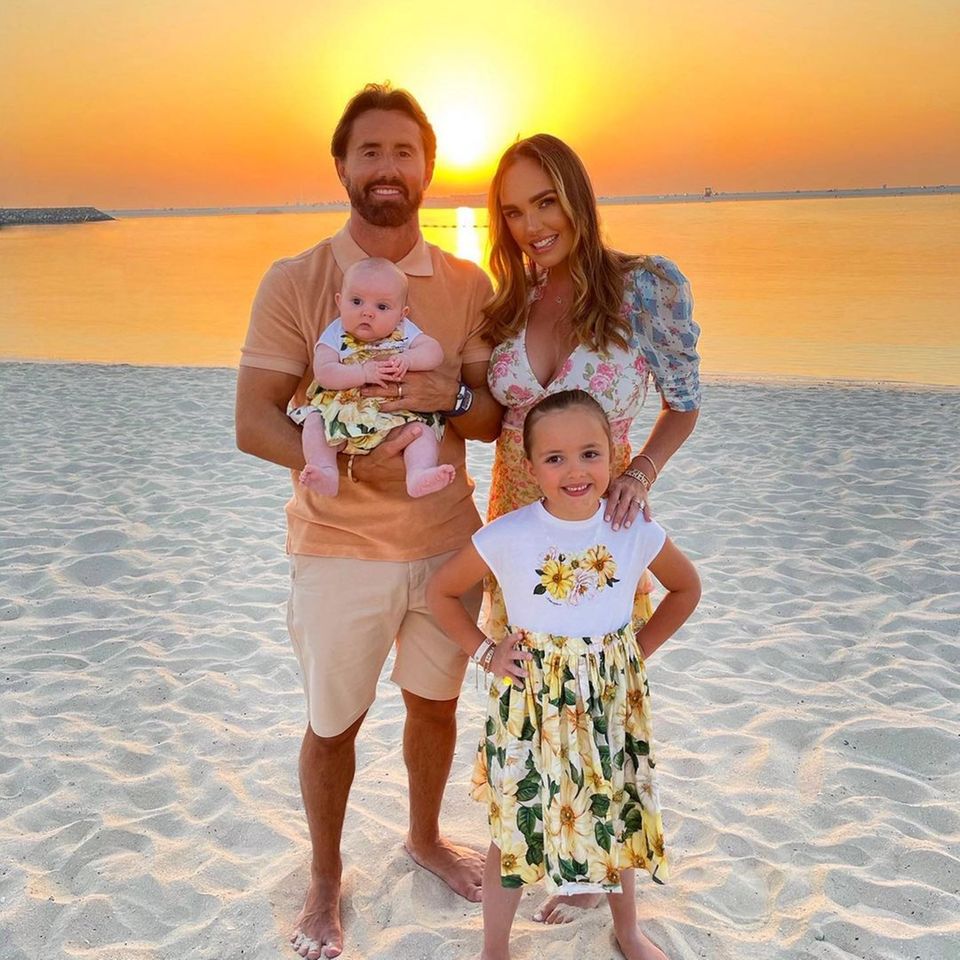 Urlaubsgrüße der Stars: Wohin nur mit all dem Geld? Klar, nach Dubai! Jay Rutland und Tamara Ecclestone haben ihre Töchter Sophia ("Fifi") und Serena ("Riri") eingepackt und verbringen den kalten Winter lieber im sonnigen und luxuriösen Wüstenstaat. Wohin nur mit all dem Geld? Klar, nach Dubai! Jay Rutland und Tamara Ecclestone haben ihre Töchter Sophia ("Fifi") und Serena ("Riri") eingepackt und verbringen den kalten Winter lieber im sonnigen und luxuriösen Wüstenstaat.