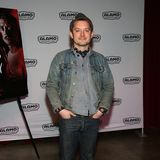 Und so sieht Elijah Wood heute mit 40 Jahren aus – unglaublich wie wenig er sich verändert hat, oder?