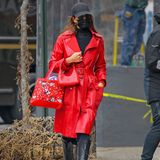 Als Lady in Red spaziert Irina Shayk durch die Straßen New Yorks. Und sie hat bei diesem Hingucker-Mantel des Labels Coach für 1.700 Euro alles richtig gemacht, in dem sie den Rest des Looks schlicht gehalten hat. Dafür aber nicht weniger kostspielig: Die Schuhe stammen von dem Label Magda Burtrym und sind für ca. 1.000 Euro erhältlich, die Tasche von By Far gibt es für 470 Euro, das Kleid von Macy Dress Bone für 260 Euro, die Sonnenbrille von Linda Farrow für 205 Euro. Ein Schnäppchen ist dagegen die Kappe des Models, die gibt es für umgerechnet rund 20 Euro. Insgesamt kommen wir also bei Irinas Hingucker-Look auf 3.655 Euro. 