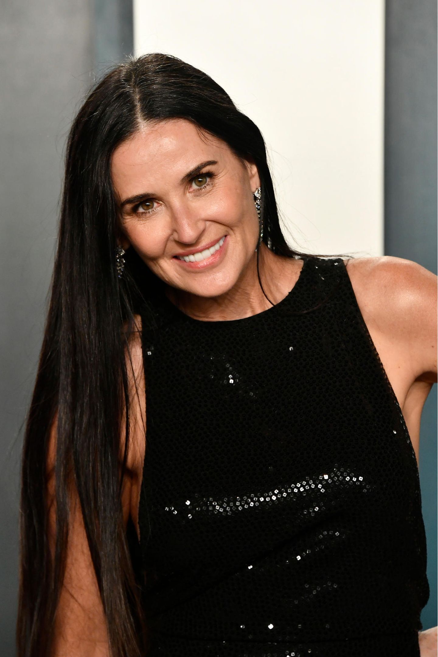 Bei der "Vanity Fair" Oscars-Party im Januar 2020 zeigt sich Demi Moore zwar schon mit etwas steiferem Lächeln aber dennoch wunderschön: Das lange dunkle Haar fällt ihr glatt über die Schultern, die Augen strahlen. 