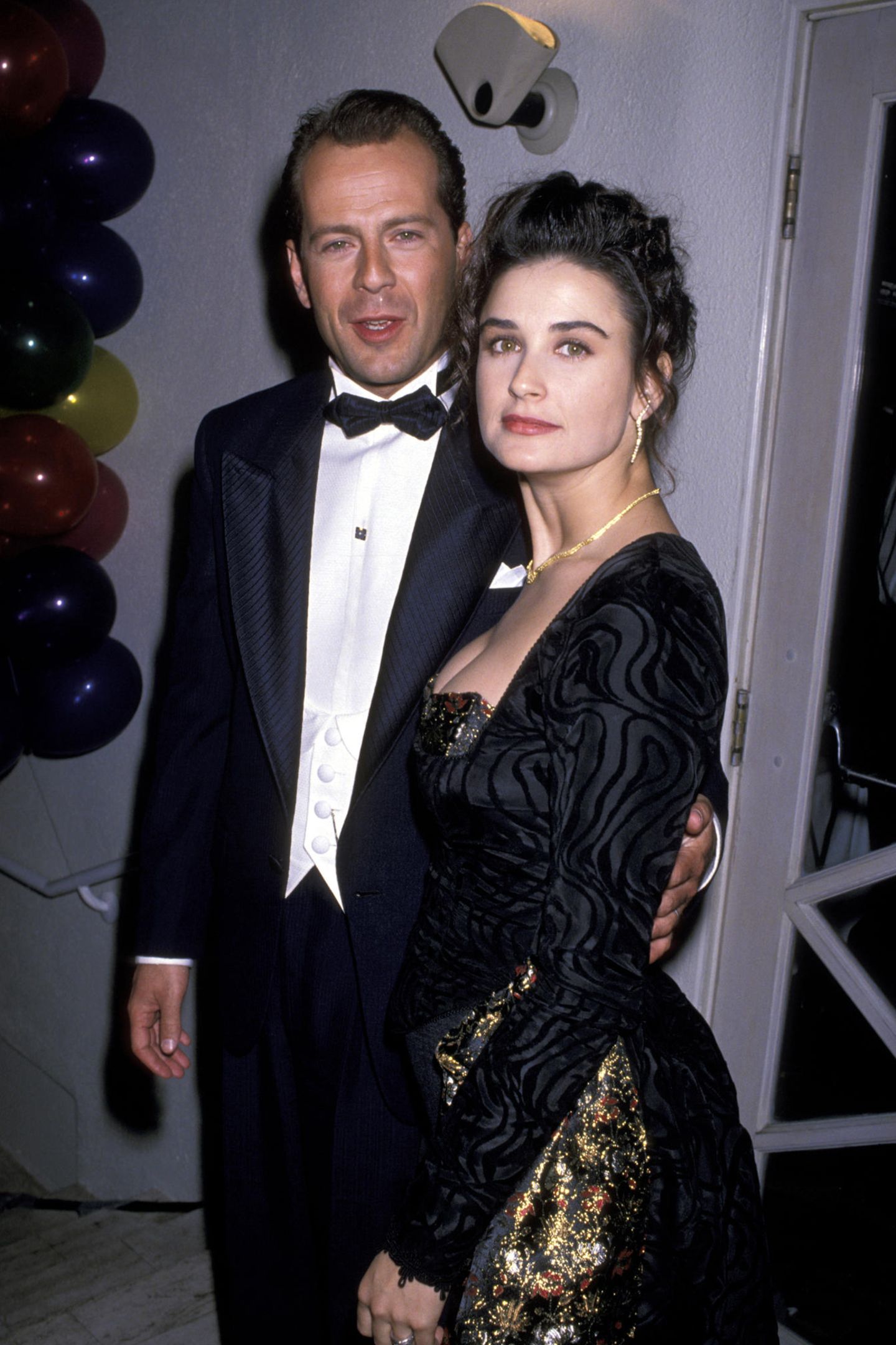 Demi Moore, hier mit ihrem zweiten Ehemann Bruce Willis im Jahr 1989, ist unter anderem durch Rollen in "Ghost" und "Striptease" zu einem absoluten Hollywood-Liebling geworden und steht seit über 30 Jahren im Rampenlicht. Dunkle Haare, grüne Augen und Porzellan-Teint - Demi gilt als Schönheit! 