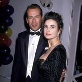 Demi Moore, hier mit ihrem zweiten Ehemann Bruce Willis im Jahr 1989, ist unter anderem durch Rollen in "Ghost" und "Striptease" zu einem absoluten Hollywood-Liebling geworden und steht seit über 30 Jahren im Rampenlicht. Dunkle Haare, grüne Augen und Porzellan-Teint - Demi gilt als Schönheit! 