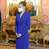 Was für ein Anblick: Beim Empfang des Diplomatischen Korps in Spanien im Königspalast zeigt sich Letizia in einem edlen Longdress mit Blazer-Details am Dekolleté des spanischen Designers Alejandro de Miguel. Das Kleid in Royalblau zaubert der 1,70 Meter großen spanischen Königin eine wunderbare Silhouette und beweist: Für ein bodenlanges Kleid benötigt es nicht zwingend eine Modelgröße von 1,80 Meter. Die Haare trägt die Frau von König Felipe zu einem edlen Dutt. 