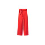 Gemütlich, chic und durch ihre Knallfarbe in Rot ein Highlight in der dunklen Jahreszeit: Die Hose mit breitem Bein und hohem Bund setzt die Taille durch die kleine Schlaufe besonders hübsch in Szene. Von Boden, kostet ca. 100 Euro. 