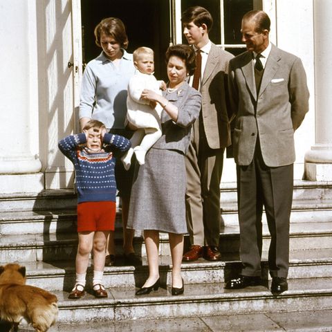 Prinz Andrew, Prinzessin Anne, Königin Elizabeth mit Prinz Edward auf dem Arm, Prinz Charles und Prinz Philip posieren anlässlich des 39. Geburtstags der Queen.
