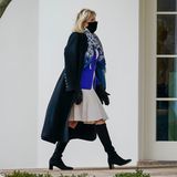 Was für ein eleganter Winterlook: Dr. Jill Biden hält sich im Lagenlook warm. Zu schwarzen kniehohen Stiefeln trägt sie ein cremefarbenes Kleid, darüber einen royalblauen Blazer und ein gemustertes Tuch, das alle Farben wieder aufgreift. Der elegante Wollmantel macht den Style perfekt.