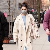 17. Januar 2021  Ganz konzentriert ist Selena Gomez auf dem Weg zum New Yorker Filmset von "Only Murders in the Building".