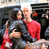 30. Januar 2021  Machine Gun Kelly trägt seine Freundin Megan Fox auf Händen, im wahrsten Sinne des Wortes. Die beiden sind auf dem Weg zu den NBC Studios, wo der Rapper bei der Comedy-Show "Saturday Night Live" auftreten wird.