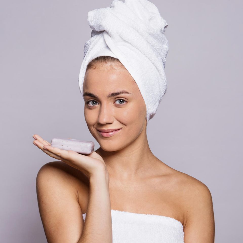 Junge Frau mit Seife in der Hand, Haarseife, junge Frau