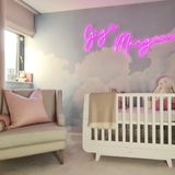 Vogue Williams' Tochter Gigi darf sich schon im zarten Babyalter über ein ultra stylisches Kinderzimmer freuen. Der Neon-Schriftzug (Bag&Bones), das Bettchen von Snuz und die Wolkentapete von Murals Wallpaper fügen sich zu einem stimmigen Gesamteindruck mit Wohlfühl-Garantie.