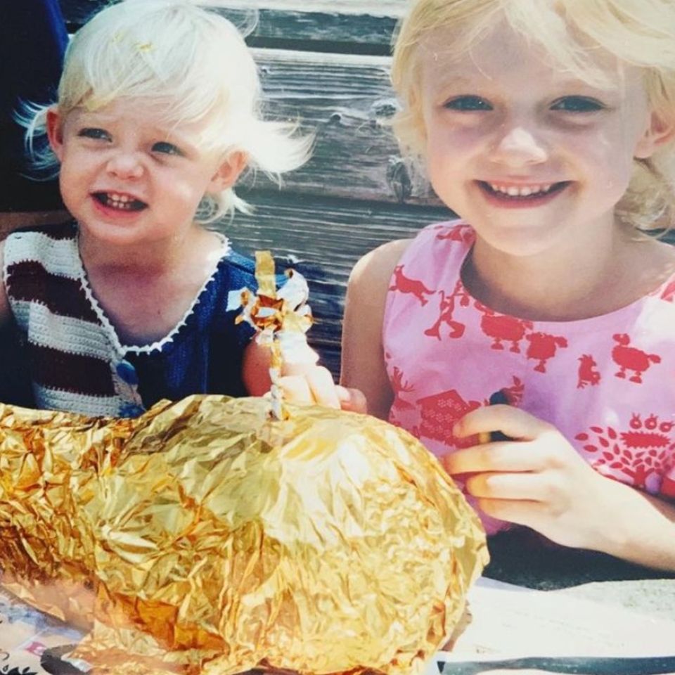 Na, erkennen Sie diese beiden Goldlöckchen? Dieses Foto hat Schauspielerin Dakota Fanning gerade erst auf ihrem Instagram-Account gepostet. Schon damals war die Ähnlichkeit zwischen ihr und ihrer Schwester Elle deutlich zu sehen. So ein süßer Schnappschuss!