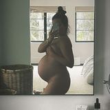 Wow! Lange kann es nun wirklich nicht mehr dauern, bis das erste Baby von Ashley Tisdale auf die Welt kommt. Mit nackter XXL-Babykugel posiert die Schauspielerin – und hält den Moment für ihre Instagram-Follower fest. Dazu schreibt sie eine wunderschöne Liebeserklärung an ihren eigenen Körper, der ihr das Wunder eines Kindes schenkt.
