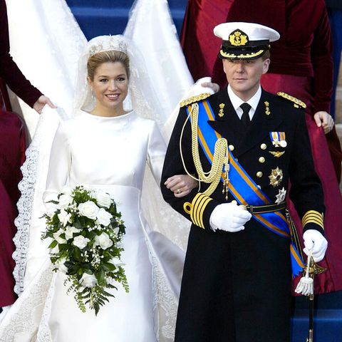 Anfang Februar 2002 gaben sich Prinz Willem-Alexander der Niederlande und die Bürgerliche Máxima Zorreguieta das Jawort. Die heutige Königin sorgte mit ihrem Brautkleid damals für große Aufregung, da sie sich nicht für einen heimischen Designer entschied, sondern dem italienischen Modeschöpfer Valentino den Zuschlag gab. Der hat allerdings ganze Arbeit geleistet: Máxima trug ein wunderschönes Kleid mit Bénitier-Ausschnitt und fünf Meter langer Schleppe, gefertigt aus elfenbeinfarbener Mikado-Seide. Der lange Schleier aus gepunktetem Seidentaft war zudem mit von Hand aufgenähten Blumen- und Rankenmotive aus Spitze verziert. Ein Traum in Weiß!