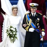 Am 2. Februar 2002 gaben sich Prinz Willem-Alexander der Niederlande und die Bügerliche Máxima Zorreguieta das Jawort – jetzt feiern sie ihren 19. Hochzeitstag. Die heutige Königin sorgte mit ihrem Brautkleid damals für große Aufregung, da sie sich nicht für einen heimischen Designer entschied, sondern dem italienischen Modeschöpfer Valentino den Zuschlag gab. Der hat allerdings ganze Arbeit geleistet: Máxima trug ein wunderschönes Kleid mit Bénitier-Ausschnitt und fünf Meter langer Schleppe, gefertigt aus elfenbeinfarbener Mikado-Seide. Der lange Schleier aus gepunktetem Seidentaft war zudem mit von Hand aufgenähten Blumen- und Rankenmotive aus Spitze verziert. Ein Traum in Weiß!