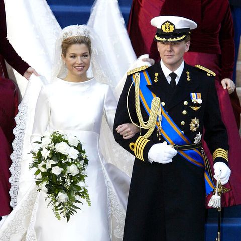 Am 2. Februar 2002 gaben sich Prinz Willem-Alexander der Niederlande und die Bügerliche Máxima Zorreguieta das Jawort – jetzt feiern sie ihren 21. Hochzeitstag. Die heutige Königin sorgte mit ihrem Brautkleid damals für große Aufregung, da sie sich nicht für einen heimischen Designer entschied, sondern dem italienischen Modeschöpfer Valentino den Zuschlag gab. Der hat allerdings ganze Arbeit geleistet: Máxima trug ein wunderschönes Kleid mit Bénitier-Ausschnitt und fünf Meter langer Schleppe, gefertigt aus elfenbeinfarbener Mikado-Seide. Der lange Schleier aus gepunktetem Seidentaft war zudem mit von Hand aufgenähten Blumen- und Rankenmotive aus Spitze verziert. Ein Traum in Weiß!