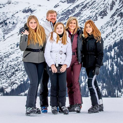 Hier posiert die Königsfamilie im Jahr 2020 in Lech: Prinzessin Amalia, König Willem-Alexander, Prinzessin Ariane, Königin Máxima und Prinzessin Alexia