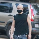 2. Februar 2021  Kaum wiederzuerkennen! Es ist tatsächlich Colin Farrell, der hier gerade eine Wander-Tour in Los Angeles beendet – und das mit frisch geschorener Glatze. Die neue Frisur hat sich der Hollywood-Star vermutlich in Vorbereitung auf seine Rolle als Pinguin im neuen "Batman"-Film zugelegt. Die gewagten Shorts hingegen sind sein eigenes Fashion-Statement.