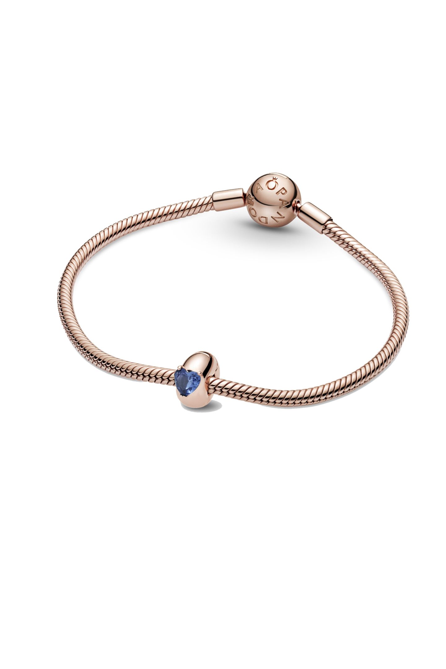 Dieses Charm ist handveredelt aus Pandora Rose (14 Karat rosévergoldete Metalllegierung) und von den Solitär-Ringen inspiriert. Passend dazu gibt es das Armand in Roségold. Von Pandora, kostet zusammen ca. 180 Euro. 