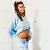 Da ist er! Eva Benetatou präsentiert ihren 170.000 Instagram-Followern ihr wachsendes Babybäuchlein. Damit bedankt sie sich für all die lieben Glückwünsche und Nachrichten, die sie von ihren Fans bekommen hat. In welchem Monat sie ist, hat Eva bisher für sich behalten, in dem Video, mit dem sie ihre Schwangerschaft verkündet hatte, war allerdings ein Ultraschallbild von Ende Dezember zu sehen. Rein rechnerisch dürfte die Bachelor-Kandidatin von 2019 damit also etwa im fünften Monat sein. 
