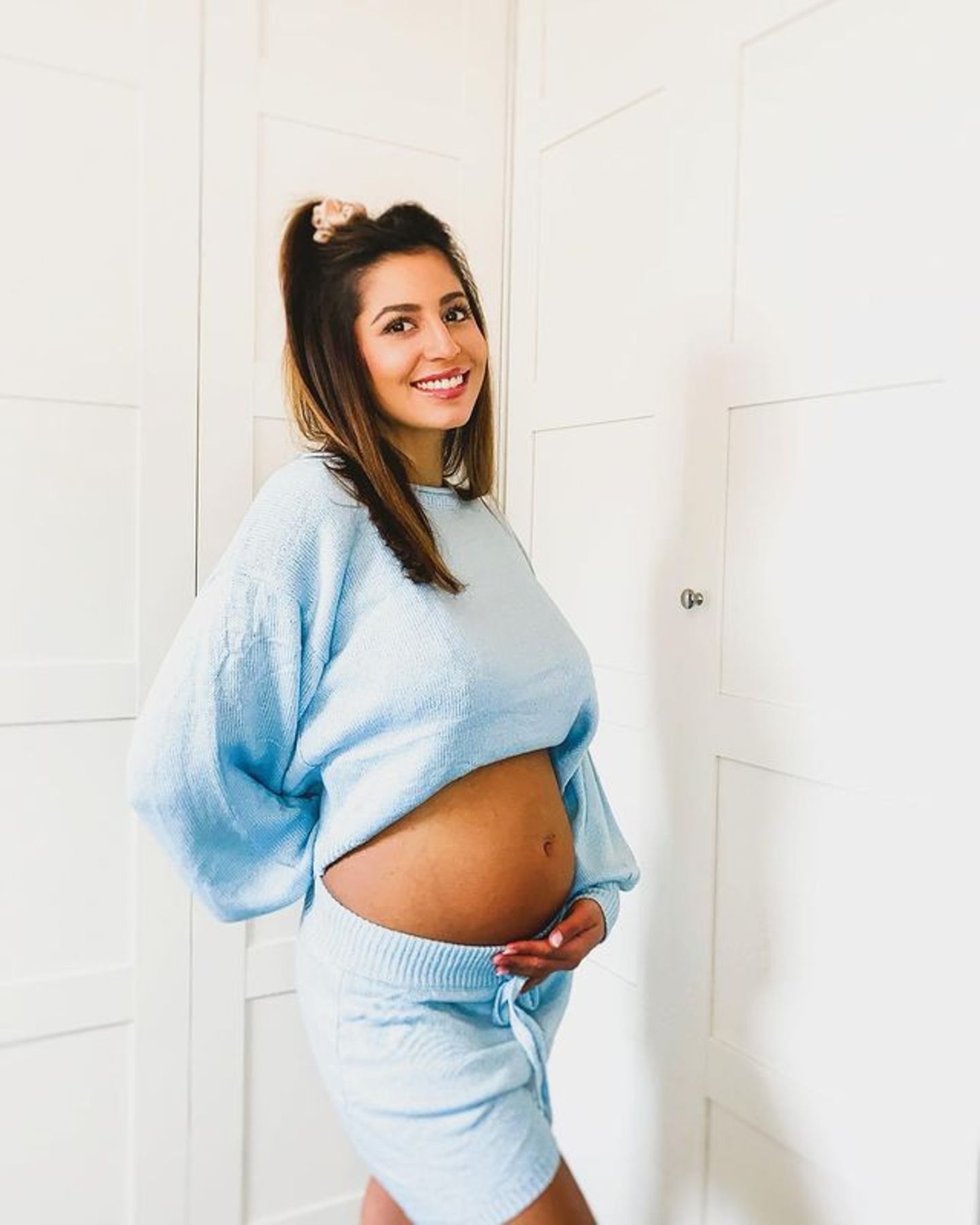 Da ist er! Eva Benetatou präsentiert ihren 170.000 Instagram-Followern ihr wachsendes Babybäuchlein. Damit bedankt sie sich für all die lieben Glückwünsche und Nachrichten, die sie von ihren Fans bekommen hat. In welchem Monat sie ist, hat Eva bisher für sich behalten, in dem Video, mit dem sie ihre Schwangerschaft verkündet hatte, war allerdings ein Ultraschallbild von Ende Dezember zu sehen. Rein rechnerisch dürfte die Bachelor-Kandidatin von 2019 damit also etwa im fünften Monat sein. 