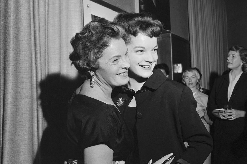 Romy Schneider (†43): Romy Schneider und Magda Schneider (r.) 1960 bei einer Cocktailparty im Penthouse der "Walt Disney Productions". Romy Schneider und Magda Schneider (r.) 1960 bei einer Cocktailparty im Penthouse der "Walt Disney Productions".