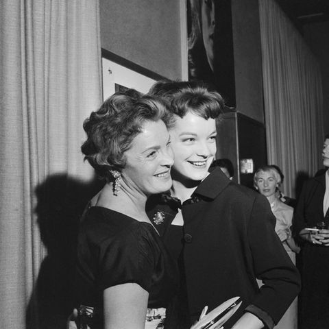 Romy Schneider und Magda Schneider (r.) 1960 bei einer Cocktailparty im Penthouse der "Walt Disney Productions".